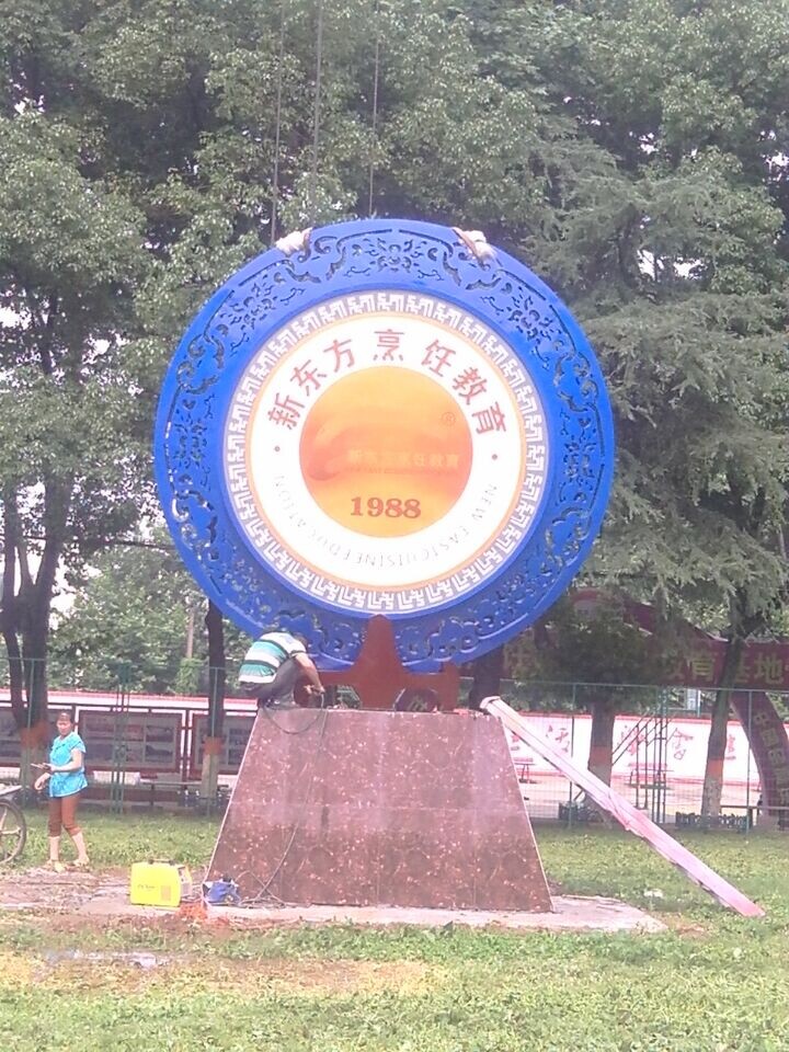 校园不锈钢雕塑 不锈钢雕塑 人物雕塑 校园不锈钢雕塑 不锈钢雕塑 人物雕塑