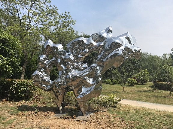 不锈钢太湖石雕塑.jpg 不锈钢太湖石雕塑.jpg