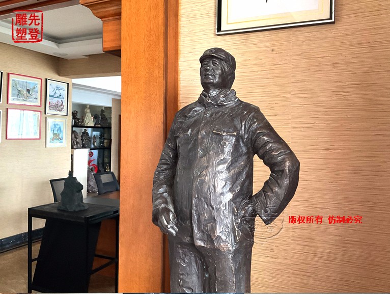 毛泽东雕��?.jpg